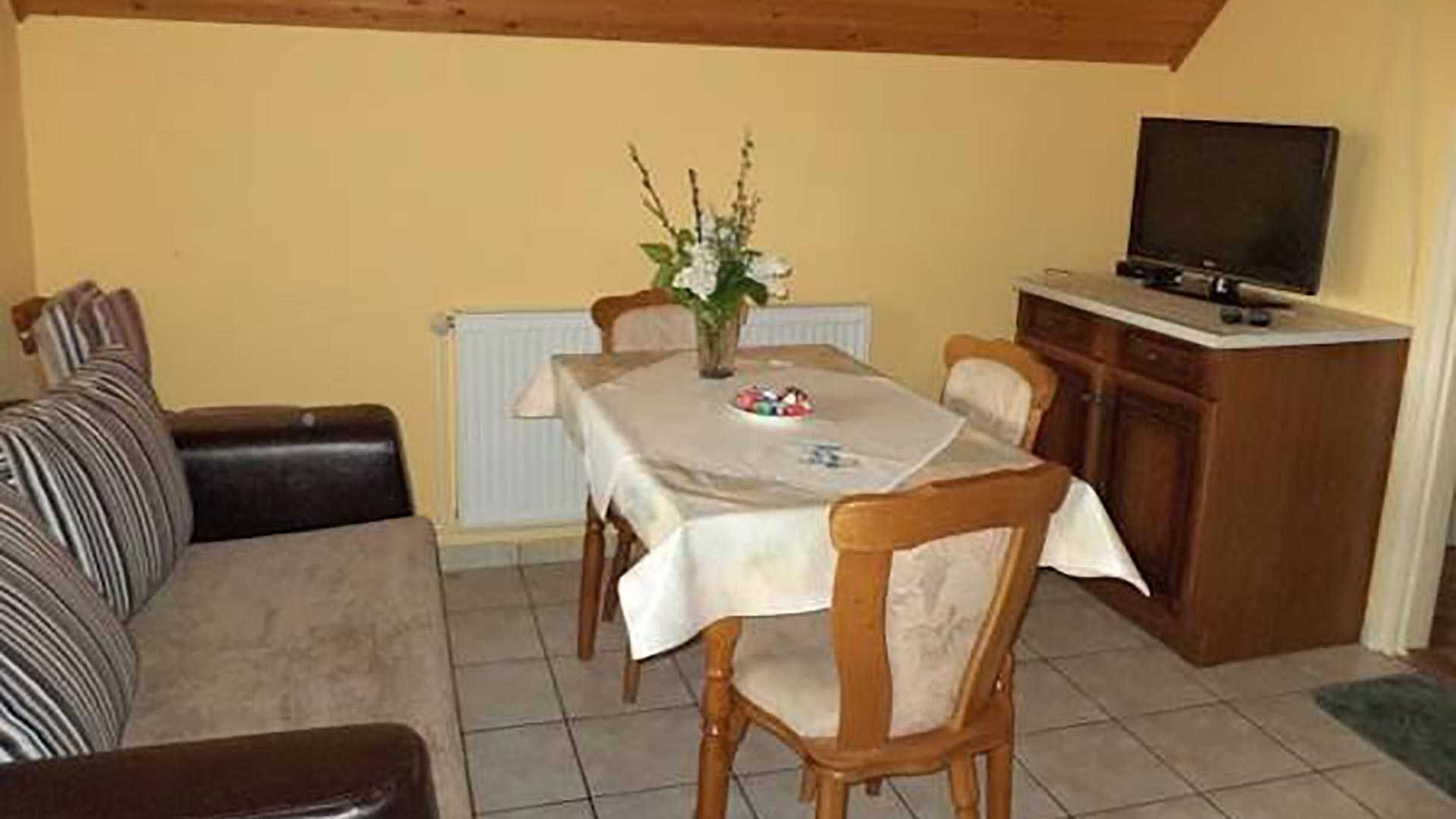 Kis ház felső szint nappali- étkező