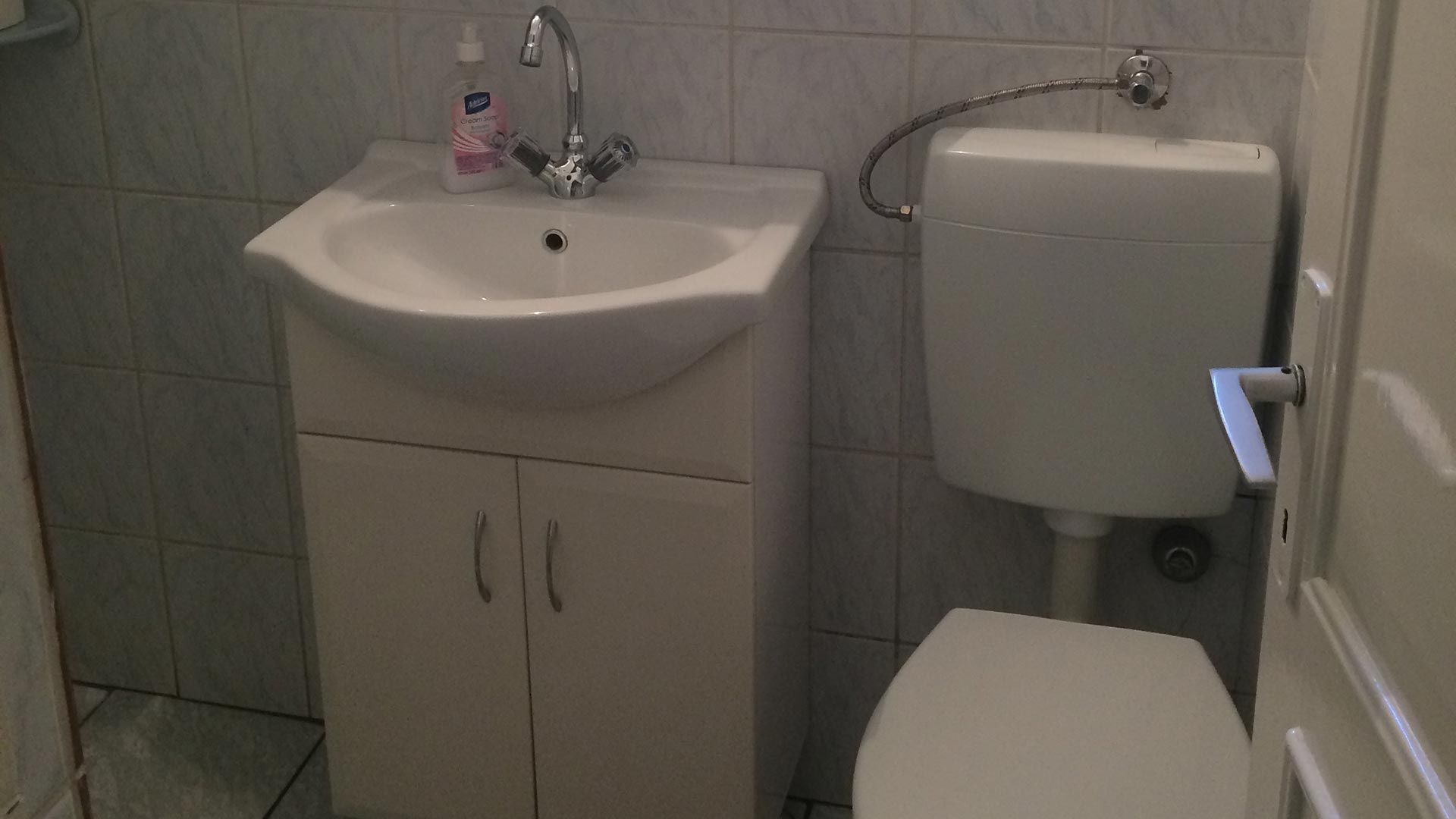 Kis ház alsó szint fürdőszoba